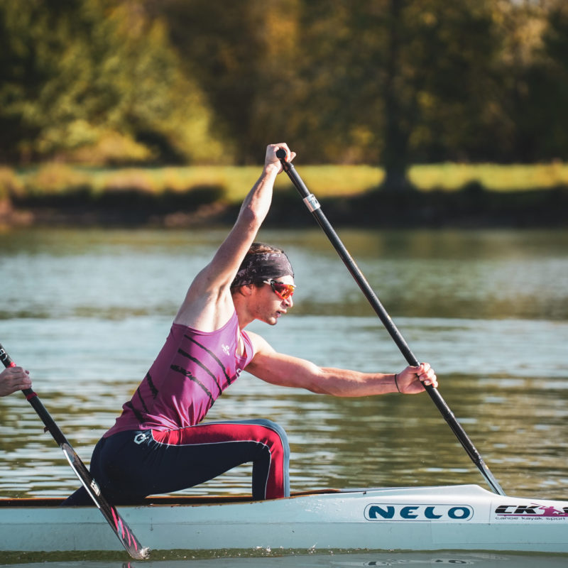 Athlète-pagayant-en-canoë-kayak