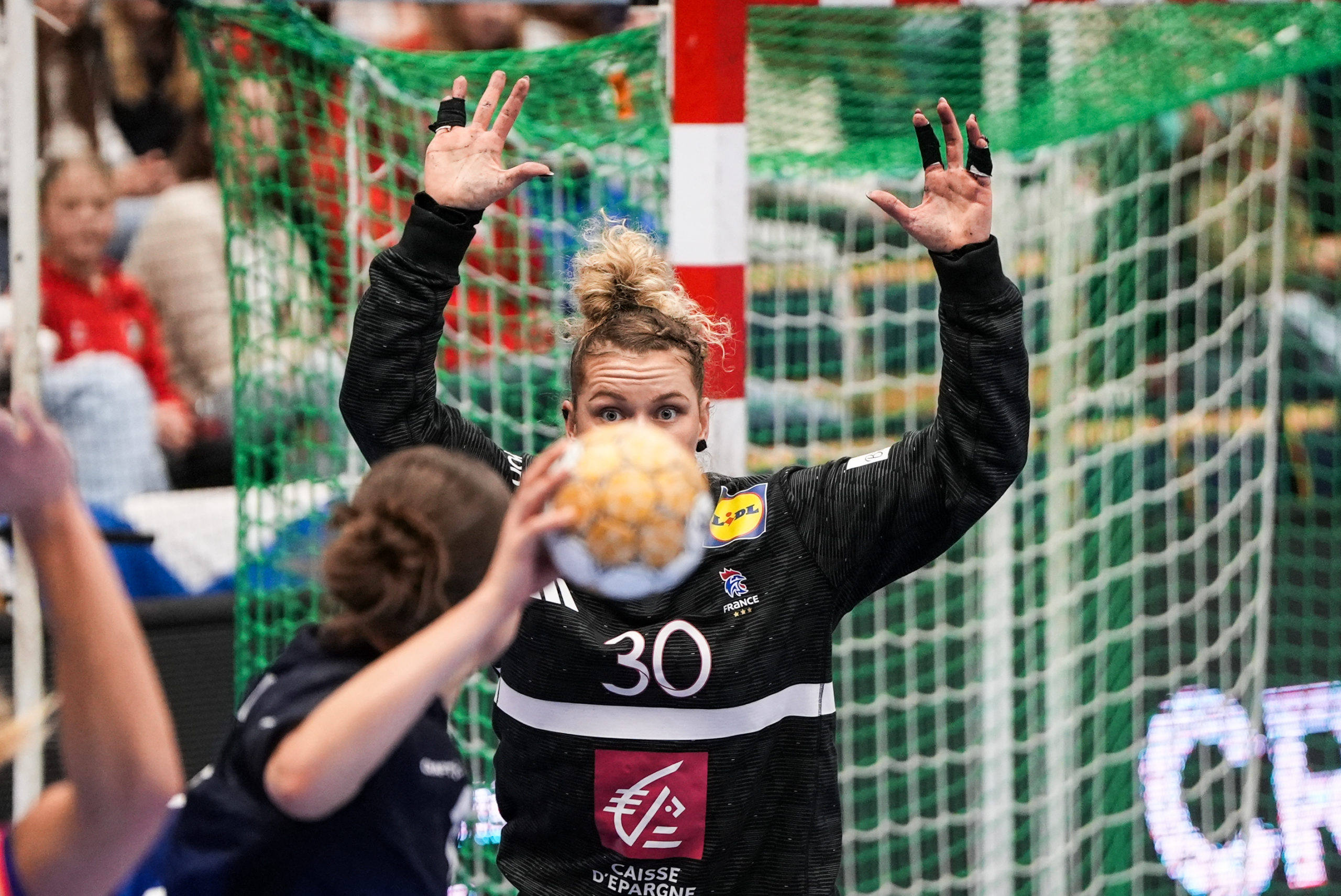 La gardienne de l'quipe de france de handball arrête un tir - Brool Video
